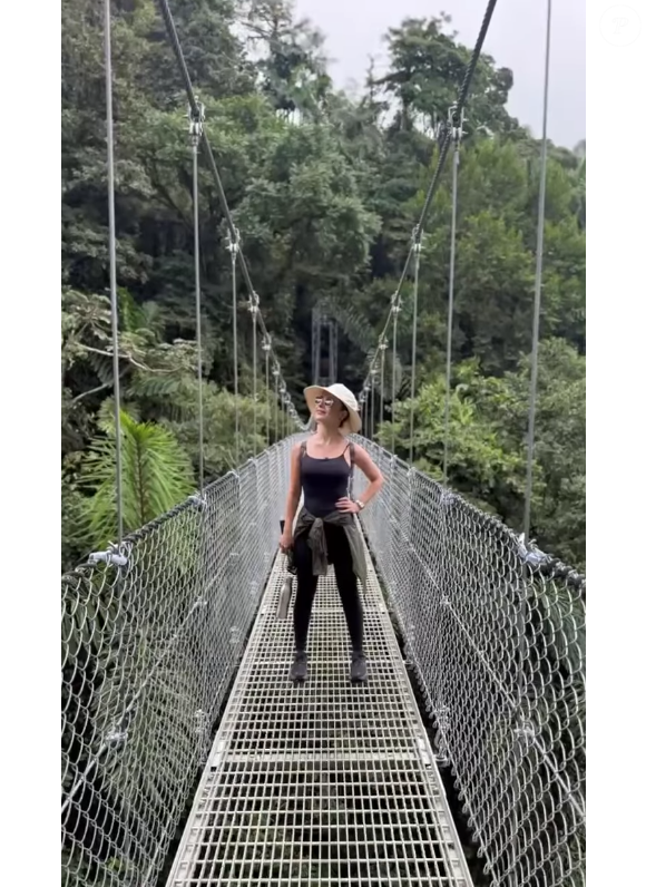 Sandy também estava fazendo uma viagem, desta vez para a Costa Rica, Ao que tudo indica, inclusive, ela estaria na companhia do suposto namorado, o médico Pedro Andrade.