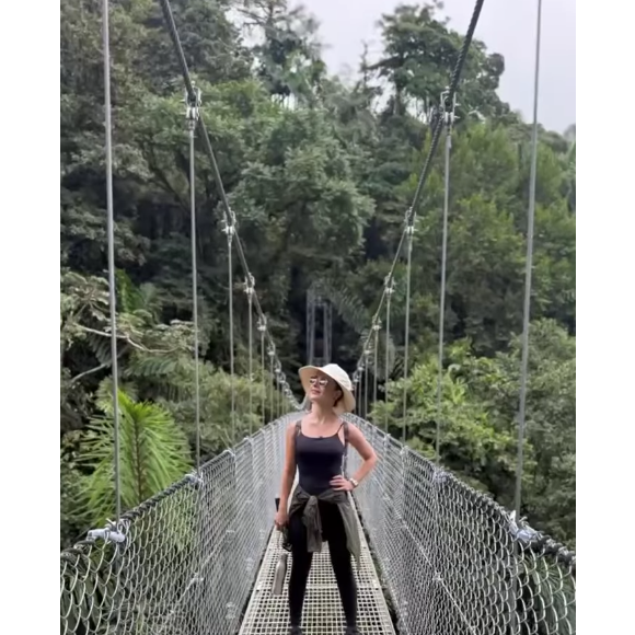 Sandy também estava fazendo uma viagem, desta vez para a Costa Rica, Ao que tudo indica, inclusive, ela estaria na companhia do suposto namorado, o médico Pedro Andrade.