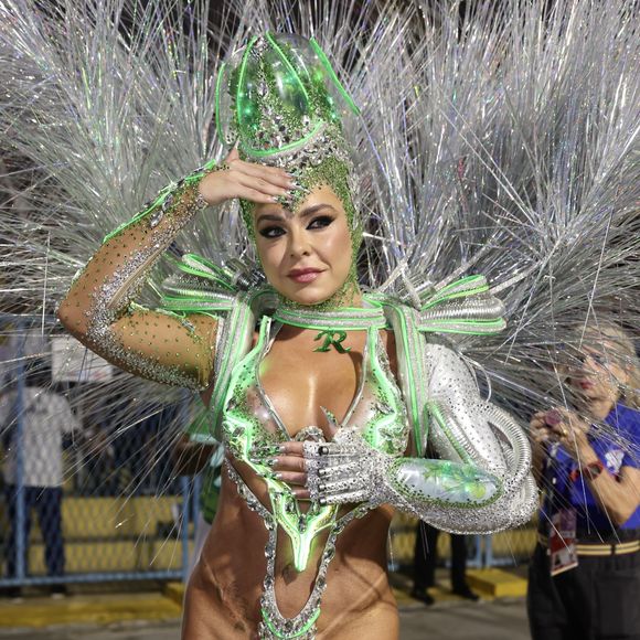 Fabíola de Andrade está abrindo o terceiro dia de desfiles das escolas de samba do Rio de Janeiro