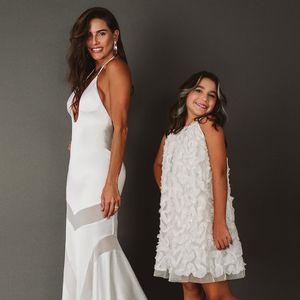 Maria Flor usou o vestido branco soltinho, e complementou com uma sandália prateada nos pés.