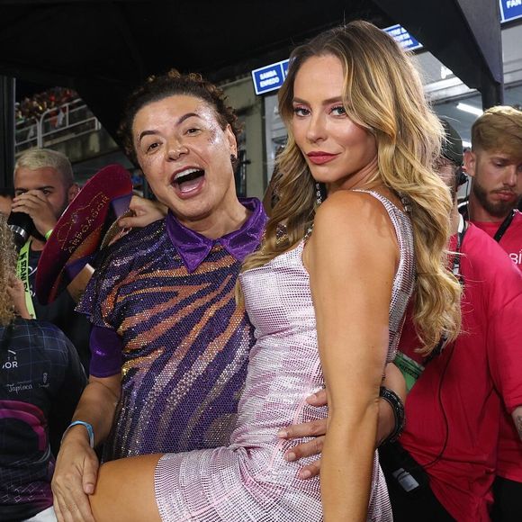 Na Sapucaí, Paolla Oliveira curtiu muito os desfiles das escolas de samba com famosos