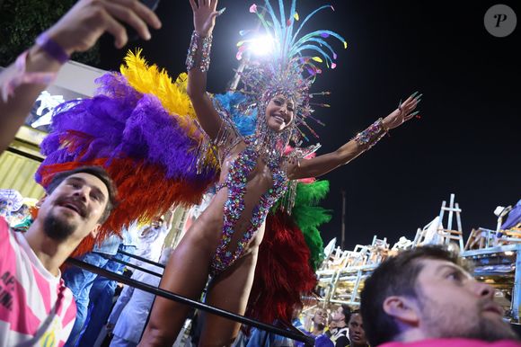 Nicolas Prattes declarou seu amor por Sabrina Sato após o desfile da Vila Isabel na Sapucaí, e a reação do público tomou conta do X (antigo Twitter)