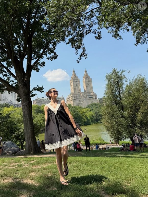 Para o passeio em Nova York, Camila Queiroz apostou em um vestido preto com detalhes de renda creme, unindo uma proposta confortável a elementos sofisticados