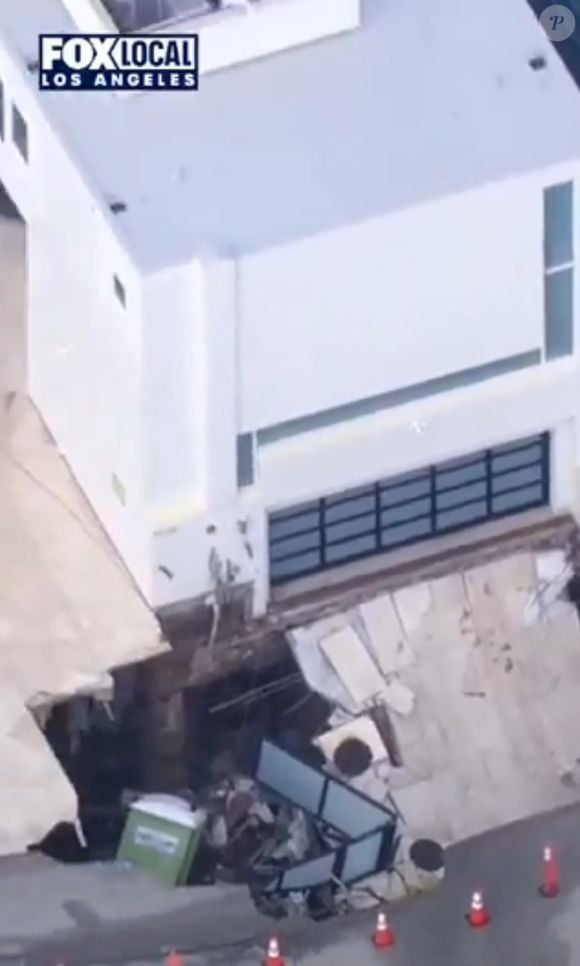 Enorme buraco de 9m se abriu diante da mansão de 4 andares de Nicolas Cage