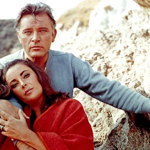 Elizabeth Taylor e Richard Burton: romance vazou e eles passaram a ser perseguidos por jornalistas e paparazzi no mundo todo