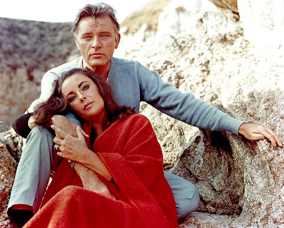 Elizabeth Taylor e Richard Burton: romance vazou e eles passaram a ser perseguidos por jornalistas e paparazzi no mundo todo