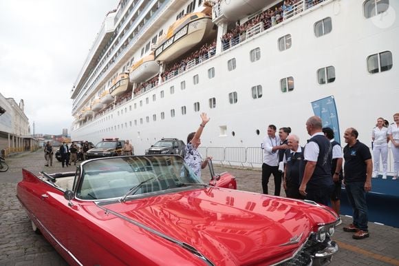 Roberto Carlos também tem um imponente Cadillac vermelho de 1959, comprido e super conservado