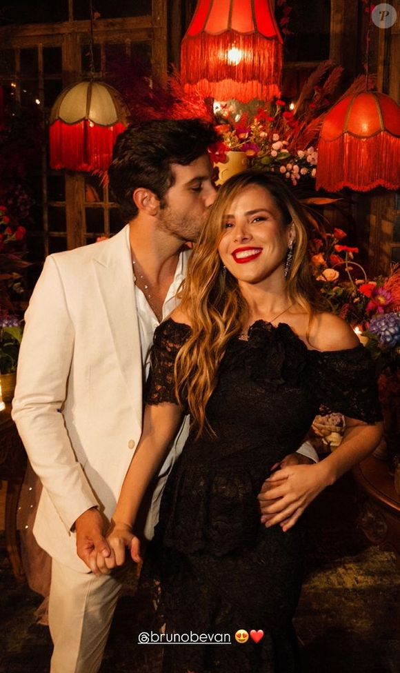 Wanessa Camargo foi ao casamento de Luiza e Marcela com o atual namorado. Bruno Bevan