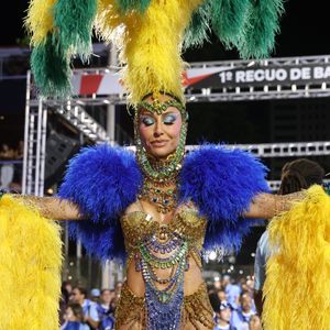 Rainha de Bateria da Vila Isabel, Sabrina Sato escolheu um look verde, azul e amarelo em ensaio técnico