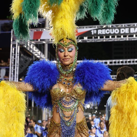 Rainha de Bateria da Vila Isabel, Sabrina Sato escolheu um look verde, azul e amarelo em ensaio técnico