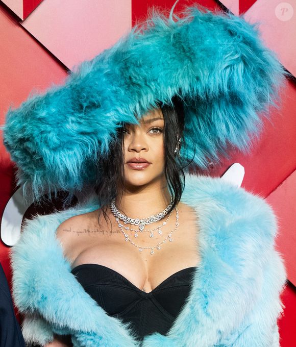 Rihanna pegou o mundo de surpresa ao mostrar, nesta terça-feira (21) o rostinho da terceira filha com A$AP Rocky