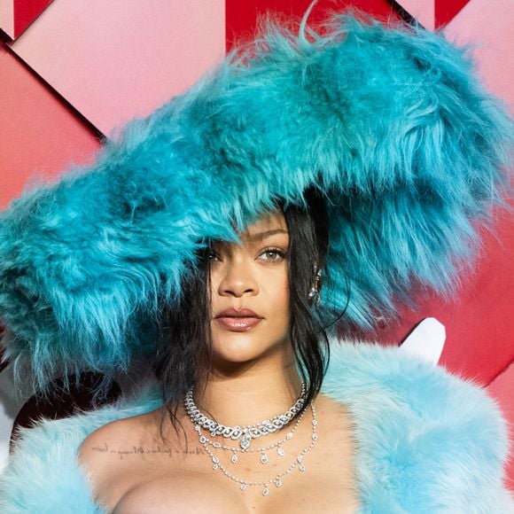 Rihanna pegou o mundo de surpresa ao mostrar, nesta terça-feira (21) o rostinho da terceira filha com A$AP Rocky