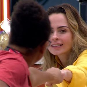 Em conversa na mesa, Ana Paula e Milena tramaram de comer todo o frango da xepa como punição por terem sido retiradas do VIP