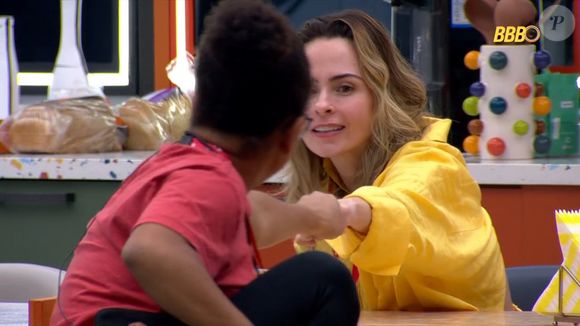 Em conversa na mesa, Ana Paula e Milena tramaram de comer todo o frango da xepa como punição por terem sido retiradas do VIP