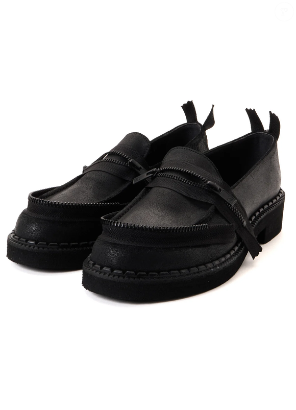 Com design marcante e proposta versátil, o mocassim japonês de Yohji Yamamoto é tratado como uma verdadeira joia do guarda-roupa, mas o preço elevado e a dificuldade de importação para o Brasil podem pesar na decisão de compra