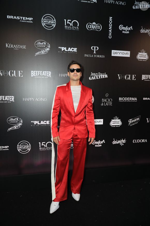 Nicolas Prattes elegeu um terno vermelho com detalhes em branco