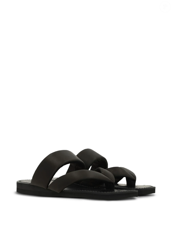 Inspirado nas tradicionais Geta japonesas, o modelo da Yohji Yamamoto combina couro, tiras acolchoadas e design minimalista, características que tornam a sandália versátil e atemporal