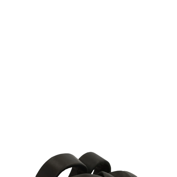 Inspirado nas tradicionais Geta japonesas, o modelo da Yohji Yamamoto combina couro, tiras acolchoadas e design minimalista, características que tornam a sandália versátil e atemporal