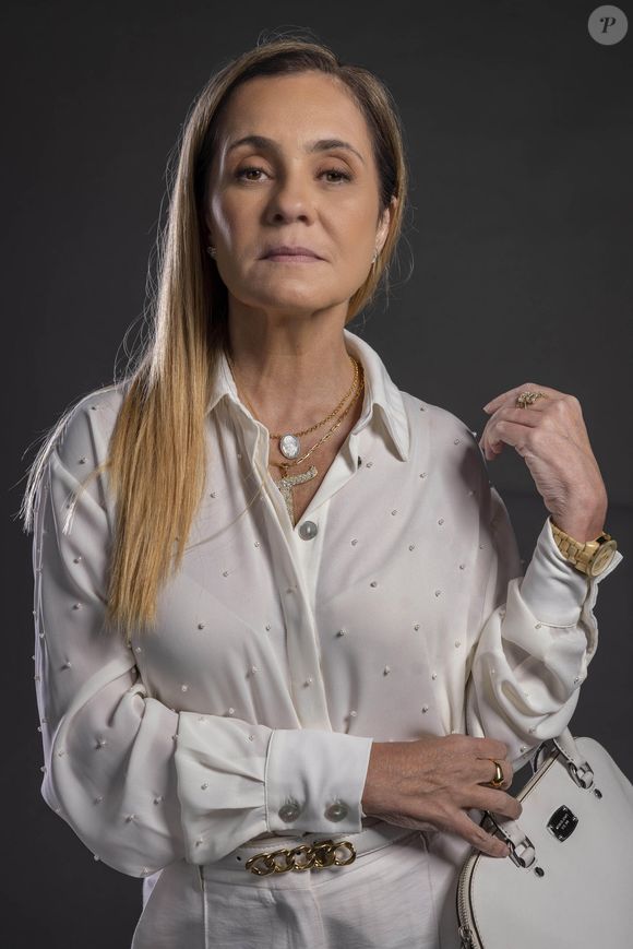 Carminha, vivida por Adriana Esteves, prova que elegância nunca sai de moda com seus looks monocromáticos impecáveis