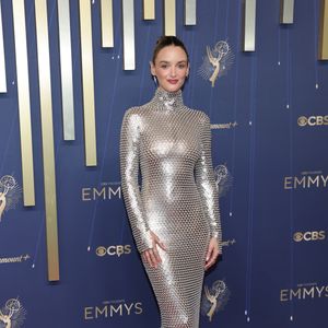Charlotte Le Bon de Courrèges no tapete vermelho do Emmy 2025