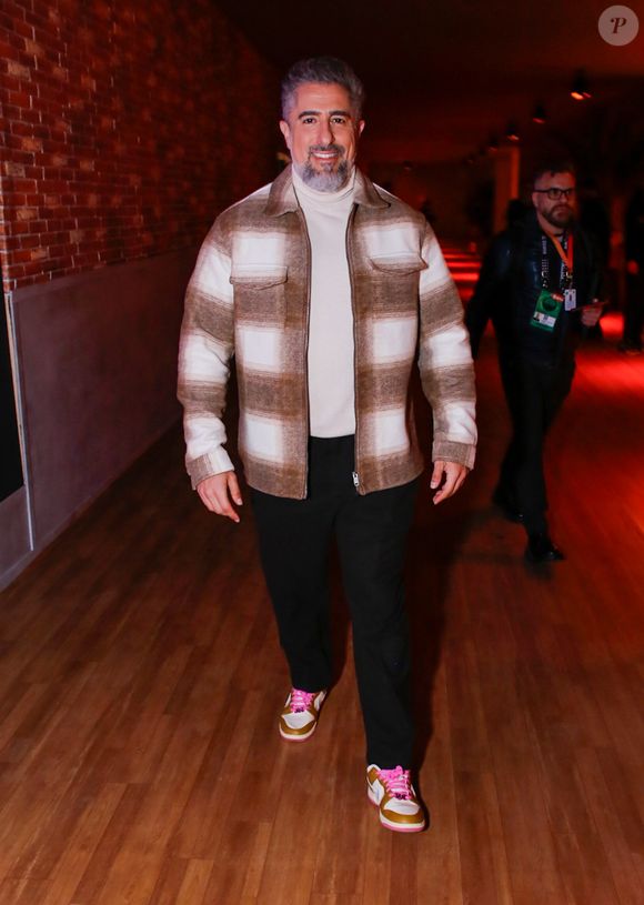 The Town 2025: de jaqueta e tênis com cadarço rosa, Marcos Mion marcou presença na primeira noite do festival