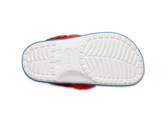 As tiras no calcanhar da nova Crocs inspirada em Super Mario podem ser giradas para ajudar a proporcionar um ajuste mais seguro, enquanto a construção do modelo foi desenvolvida para oferecer maior respirabilidade aos pés
