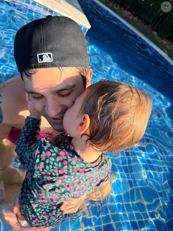 A foto cheia de ternura de Luan Santana com a filha, Serena, neste Dia dos Pais