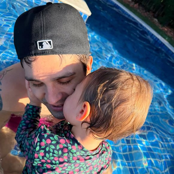 A foto cheia de ternura de Luan Santana com a filha, Serena, neste Dia dos Pais