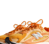 O New Balance 204L Kith Orange integra a linha 204L, que combina a tradição da marca com um design contemporâneo pensado para quem busca presença marcante no streetwear