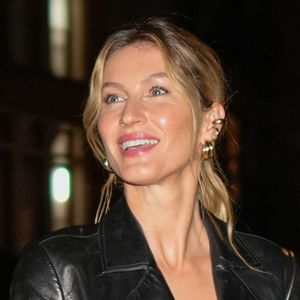 Gisele Bündchen é flagrada de cropped 7 meses após nascimento do filho e barriga sequinha rouba a cena