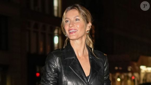Gisele Bündchen é flagrada de cropped 7 meses após nascimento do filho e barriga sequinha rouba a cena