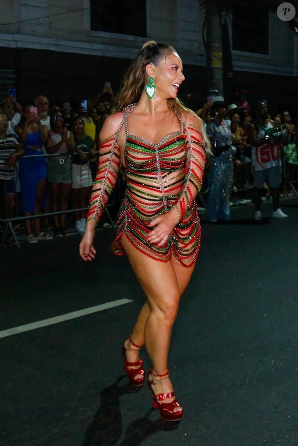 Beleza de Paolla Oliveira, rainha de bateria da Grande Rio, foi alvo de elogios na wen