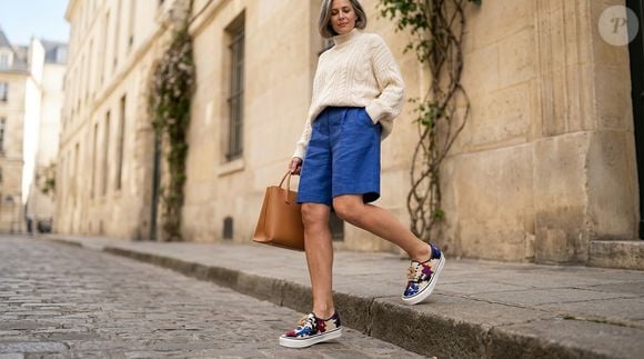 O short azul-cobalto reforça o frescor da composição e evidencia outra cor presente no bordado do Authentic LX 'Floral Needlework', mostrando que o tênis colorido da Vans pode ser usado em looks leves, confortáveis e extremamente elegantes