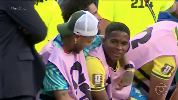 "Mas é isso, né? Se eu pudesse eu entrava", desbafou Endrick, que foi consolado por Neymar com um abraço no ombro