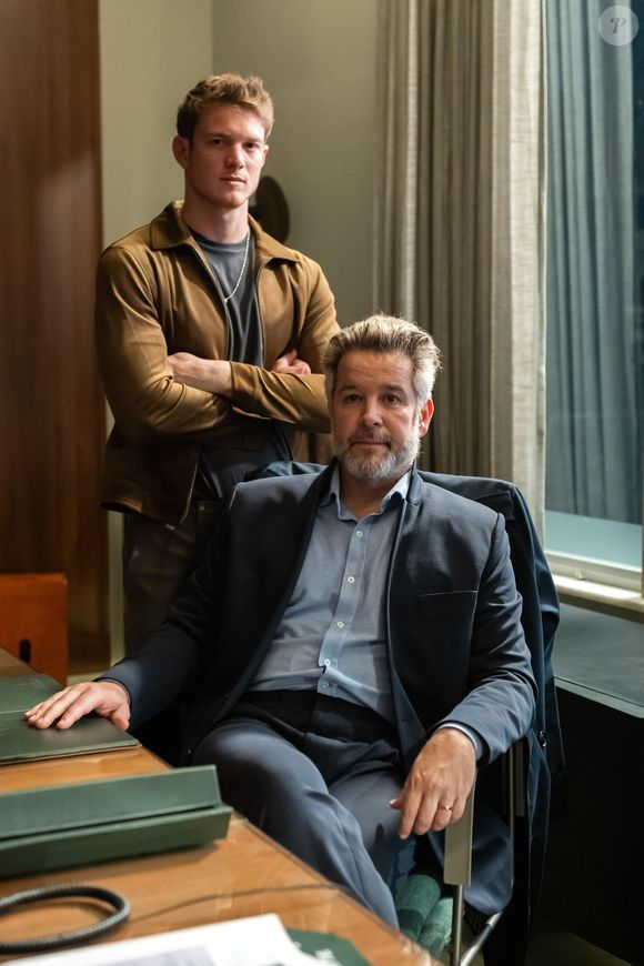 Leonardo (Pedro Novaes) aceita crime de Santiago Ferette (Murilo Benício)