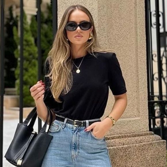 Adeus aos jeans retos: as calças com corte barrel que estarão na moda nesta Primavera 2026