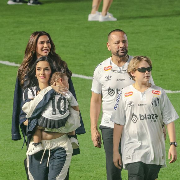 Bruna Biancardi, Mavie, Davi Lucca e Neymar Pai chegam na Festa na Vila de apresentação de Neymar na Vila Belmiro em Santos