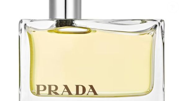 Inicialmente chamado de Eau de Prada, o perfume foi posteriormente renomeado para Prada Amber, consolidando sua identidade no mercado de luxo