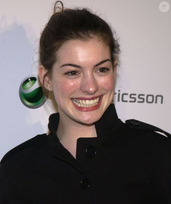 2003: já viram Anne Hathaway sem maquiagem? Olha só a beleza natural da atriz!