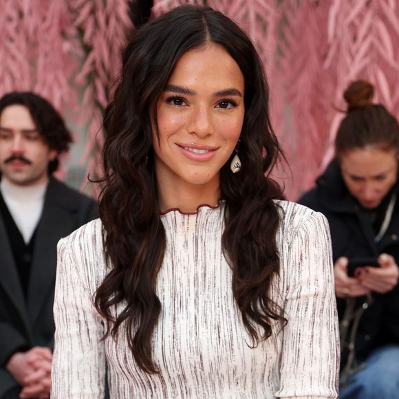 Bruna Marquezine roubou a cena no desfile da alta-costura da Chanel no Grand Palais, em Paris, nesta terça-feira (27)