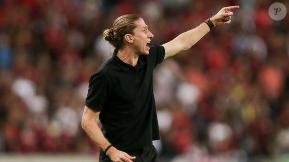 Filipe Luís, ex-técnico do Flamengo, também tem problema com a Justiça e é acusado de vender carro com graves problemas