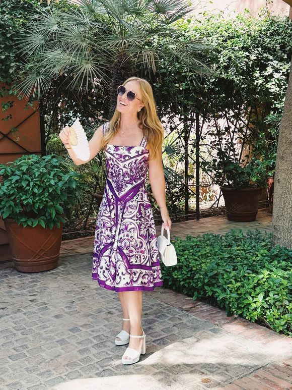 Outro look marcante foi o conjunto de blusa e saia mídi com fundo branco e estampa de arabescos em roxo, uma referência direta ao estilo e à arquitetura local.