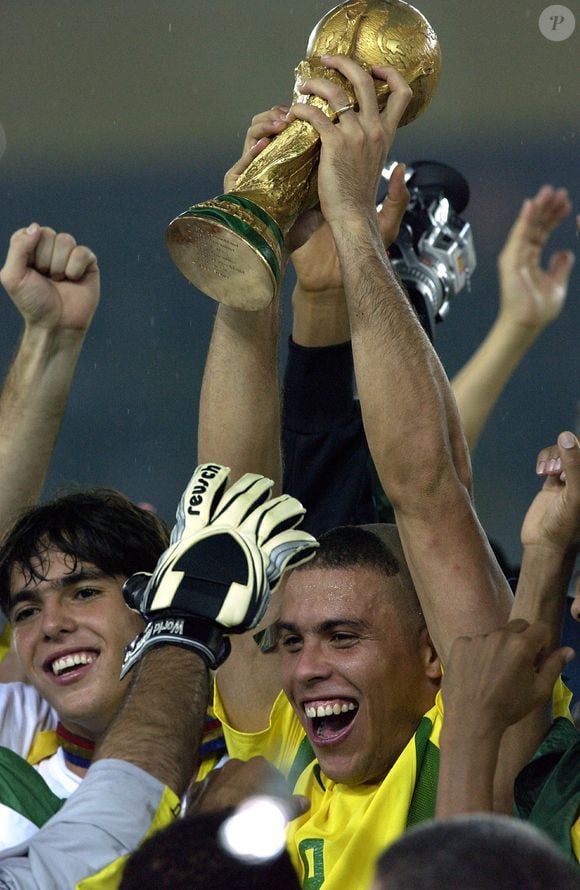 A repercussão de supostas declarações de Ronaldo Fenômeno sobre Ancelotti e Vinicius Jr. gerou polêmica, mas o ex-jogador afirmou que não concedeu entrevista