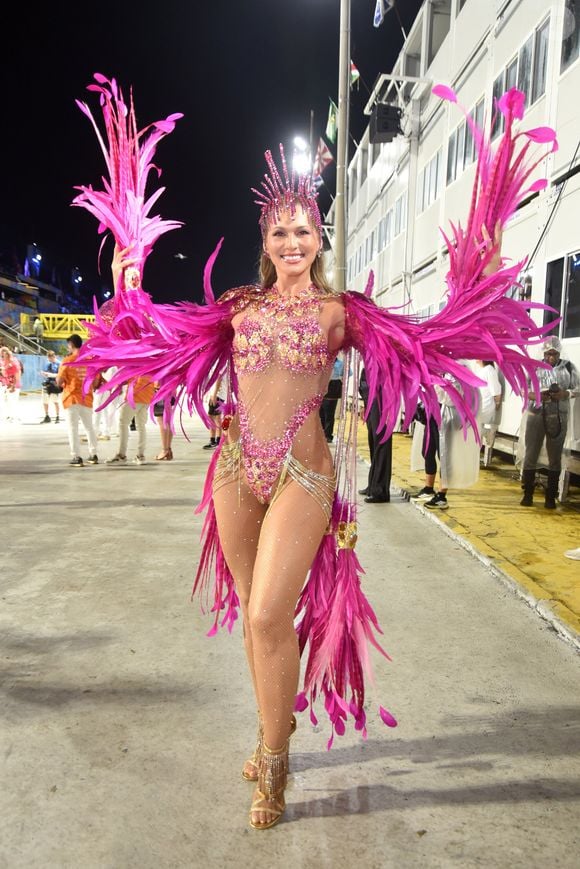 Lívia Andrade foi musa do Salgueiro no Carnaval de 2026 e brilhou na avenida