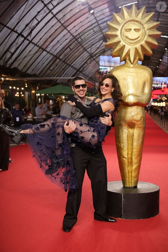 Fernanda Marques e José Loreto posaram juntos no Festival de Cinema de Gramado para a première de Chorão: Só os Loucos Sabem, filme em que os dois integram o elenco