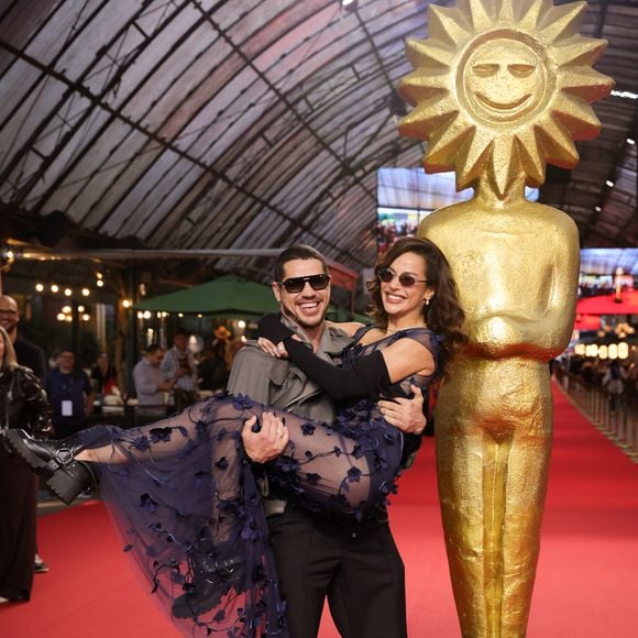 Fernanda Marques e José Loreto posaram juntos no Festival de Cinema de Gramado para a première de Chorão: Só os Loucos Sabem, filme em que os dois integram o elenco