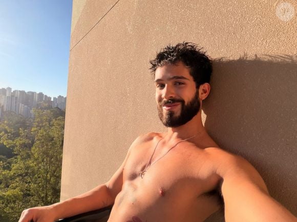 João Guilherme, irmão de Zé Felipe, comentou na publicação parabenizando o irmão: "Parabéns pela conquista! Cabe a família toda"