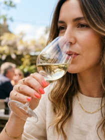 Adeus, manicure clássica: 8 ideias de unhas em tons de coral que estão na moda para a primavera e que serão adotadas por mulheres ousadas, mas elegantes