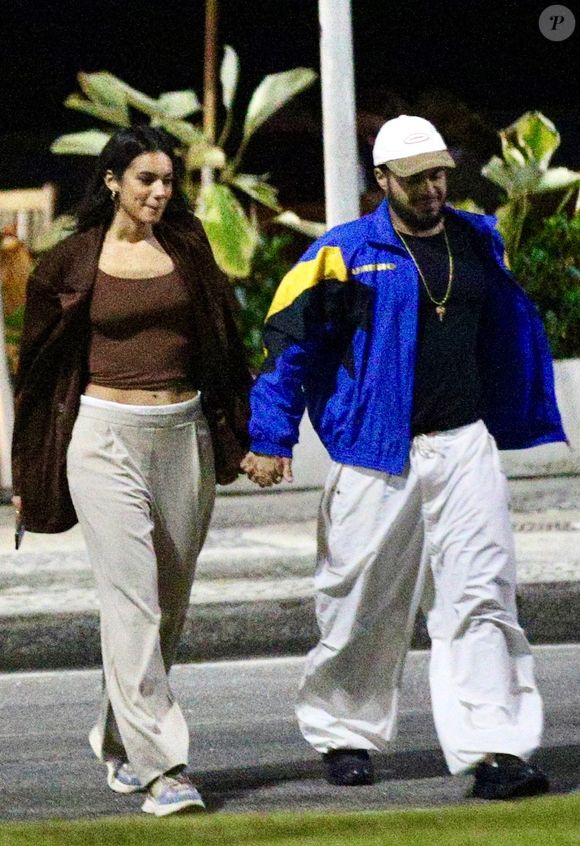 Francisco Gil e a namorada Alane Dias deixaram o local de mãos dadas