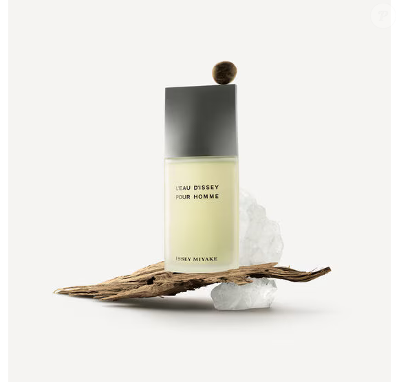 Considerado uma referência mundial, o L'Eau d'Issey Pour Homme combina o frescor vibrante de rosa e lótus, coração de lírio e flores frescas, e fundo com madeiras preciosas
